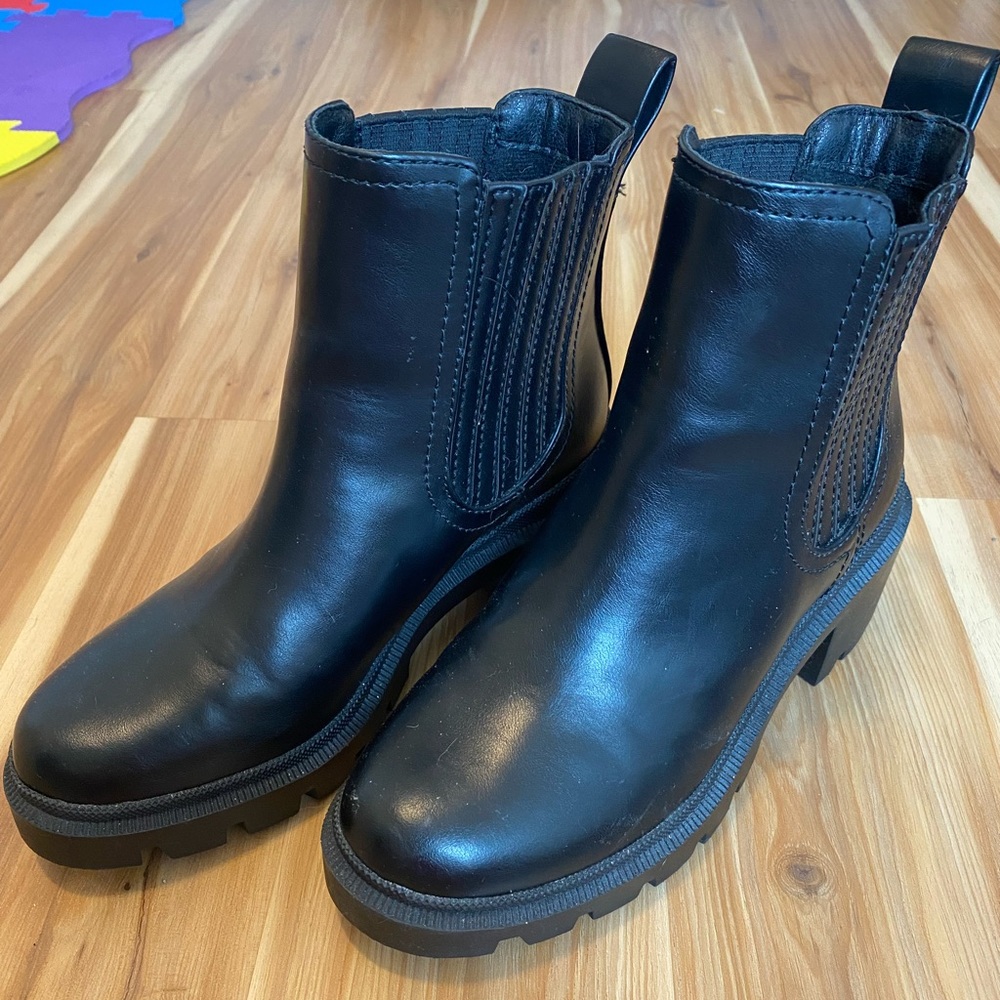 Low heel ankle boot